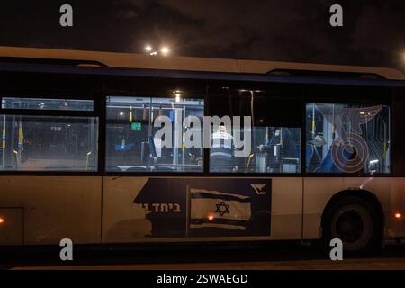 Tel Aviv, Israel. Februar 2025. Israelische Polizeibeamte inspizieren einen der drei leeren Busse, die in Tel Avivs südlichem Vorort bat Yam explodierten. Quelle: Ilia Yefimovich/dpa/Alamy Live News Stockfoto