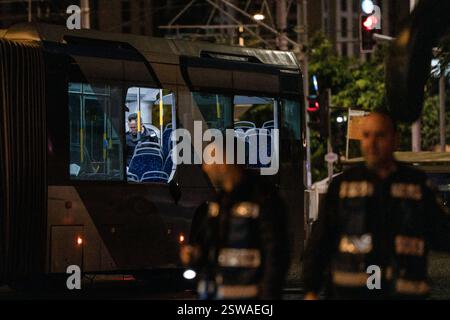 Tel Aviv, Israel. Februar 2025. Israelische Polizeibeamte inspizieren einen der drei leeren Busse, die in Tel Avivs südlichem Vorort bat Yam explodierten. Quelle: Ilia Yefimovich/dpa/Alamy Live News Stockfoto