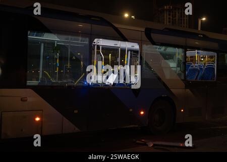 Tel Aviv, Israel. Februar 2025. Ein Blick auf einen der drei leeren Busse, die in Tel Avivs südlichem Vorort bat Yam explodierten. Quelle: Ilia Yefimovich/dpa/Alamy Live News Stockfoto