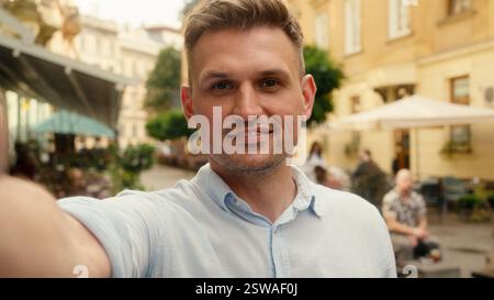 Handy Ansicht Kamera Selfie Aufnahme Video Blog Kaukasischer Mann Tourist Guy männlicher Reisender Geschäftsmann Blogger Vlogger Influencer Social Media Reisen Stockfoto