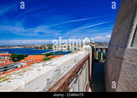 Blick von der Spitze des Glockenturms der Kirche St. Anastasia - Stosija in Zadar in der Innenstadt von Zadar Stockfoto