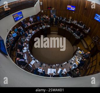 Marilia, Sao Paulo, Brasilien, 17. Februar 2025: Interne Ansicht der Plenarsitzung des Stadtrates von Marília, in einem Rundformat für das 13. Land Stockfoto