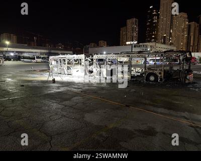 Bat Yam. Februar 2025. Das Foto vom 20. Februar 2025 zeigt die Szene einer Busexplosion in bat Yam, nahe Tel Aviv, Israel. Drei leere Busse explodierten gleichzeitig Donnerstagnacht in Israels Tel Aviv, während bei mindestens zwei anderen Sprengkörpern gefunden wurden, bevor sie explodieren konnten, was laut Polizei ein "mutmaßlicher Terroranschlag" war. Quelle: Xinhua/Alamy Live News Stockfoto