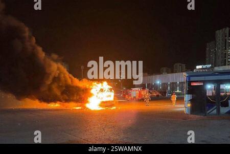 Bat Yam. Februar 2025. Der Screenshot aus einem Video zeigt die Szene einer Busexplosion in bat Yam, nahe Tel Aviv, Israel, am 20. Februar 2025. Drei leere Busse explodierten gleichzeitig Donnerstagnacht in Israels Tel Aviv, während bei mindestens zwei anderen Sprengkörpern gefunden wurden, bevor sie explodieren konnten, was laut Polizei ein "mutmaßlicher Terroranschlag" war. Quelle: Xinhua/Alamy Live News Stockfoto