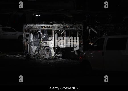 Tel Aviv, Israel. Februar 2025. Ein Blick auf einen der drei leeren Busse, die in Tel Avivs südlichem Vorort bat Yam explodierten. Quelle: Ilia Yefimovich/dpa/Alamy Live News Stockfoto