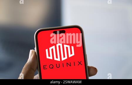 Dhaka, Bangladesch- 15. Oktober 2024: Das Equinix-Logo wird auf dem Smartphone angezeigt. Equi nix Inc. Ist ein US-amerikanisches multinationales Unternehmen. Stockfoto