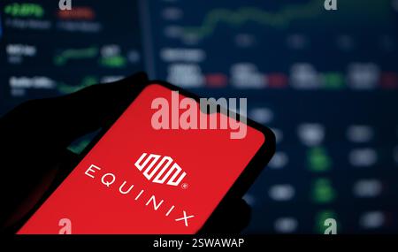Dhaka, Bangladesch- 15. Oktober 2024: Das Equinix-Logo wird auf dem Smartphone angezeigt. Equi nix Inc. Ist ein US-amerikanisches multinationales Unternehmen. Stockfoto
