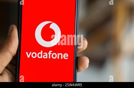 Dhaka, Bangladesch- 15. November 2024: Das Vodafone-Logo wird auf dem Smartphone angezeigt. Stockfoto