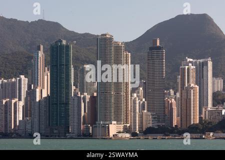 Die Skyline von Hongkong mit zahlreichen Hochhäusern, neben den Hängen des Victoria Peak. Dicht besiedelte Stadtentwicklung. Stockfoto