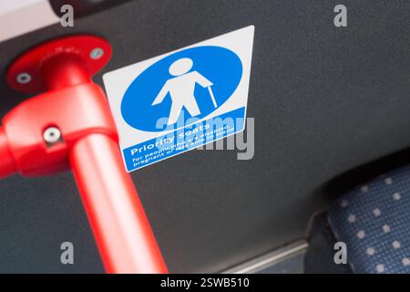 Bevorzugte Sitzplätze für schwangere oder behinderte Personen in einem Londoner Bus. Stockfoto