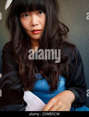Nachmittags Trendiges Young Woman Restaurant Mittagessen Stockfoto