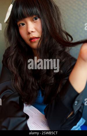 Nachmittags Trendiges Young Woman Restaurant Mittagessen Stockfoto