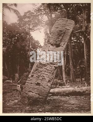 Stela E. Quirigua, eine archäologische Stätte der Maya in Guatemala. Maya-Schnitzerei mit Menschen, die neben ihm stehen, um Proportionen zu erhalten. Archivfoto von Alfred Percival Maudslay von Quirigua archäologische Ausgrabungsstätte in den 1880er Jahren Stockfoto
