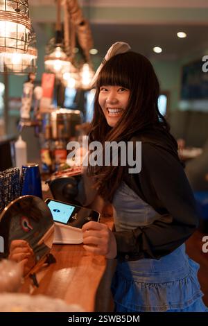 Nachmittags Trendiges Young Woman Restaurant Mittagessen Stockfoto