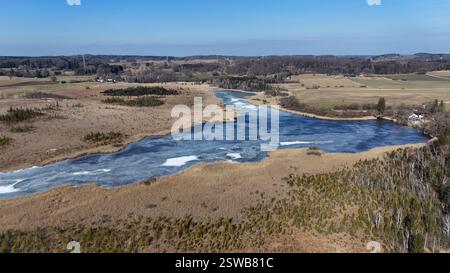 Ein Wintertag bei Maising am Maisinger See Landkreis Starnberg, Gemeinde Pöcking hier der Blick aus der Luft auf den See und Umgebung. Stockfoto