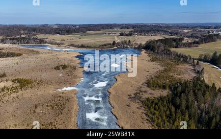 Ein Wintertag bei Maising am Maisinger See Landkreis Starnberg, Gemeinde Pöcking hier der Blick aus der Luft auf den See und Umgebung. Stockfoto