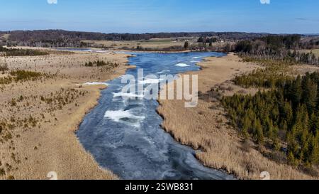 Ein Wintertag bei Maising am Maisinger See Landkreis Starnberg, Gemeinde Pöcking hier der Blick aus der Luft auf den See und Umgebung. Stockfoto
