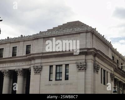 Ein wolkengefüllter Himmel über dem Lee-Gebäude mit mittelalterlicher Architektur Stockfoto