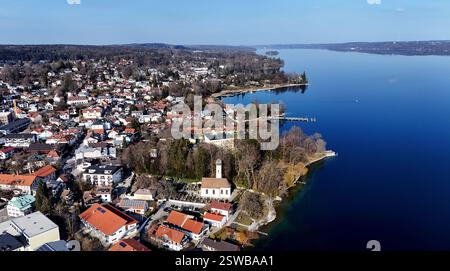 Ein Wintertag in Tutzing Landkreis Starnberg. Hier der Blick auf die Ortschaft und den Starnberger See, Blickrichtung Norden Stockfoto