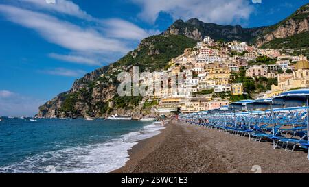 Atemberaubende Aussicht auf Positano entlang der Amalfiküste mit ruhigem Strand unter hellblauem Himmel Stockfoto