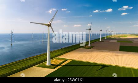 Windmühlenturbinen auf dem Meer aus der Vogelperspektive der Drohne Stockfoto