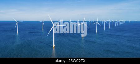 Windturbinen stehen im Ozean Drohne aus der Vogelperspektive von Windmühlturbinen grüne Energie im Ozean Stockfoto