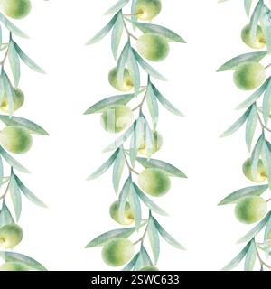 Olivenzweige mit Blättern und Früchten in realistischem, nahtlosem Muster. Hand gezeichnete botanische grüne Aquarellfarbe isolierte Illustration mit grünen Oliven für gesunde Lebensmittelverpackung, Textil, Stoff. Stockfoto