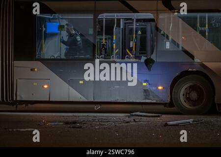 Bat Yam, Tel Aviv, Israel. Februar 2025. Die Polizei untersucht die Busse, da sie gerade bombardiert wurden (Credit Image: © Gaby Schuetze/ZUMA Press Wire) NUR REDAKTIONELLE VERWENDUNG! Nicht für kommerzielle ZWECKE! Stockfoto