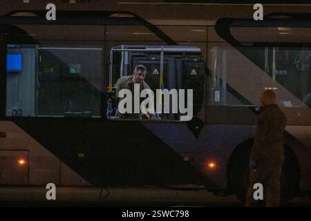 Bat Yam, Tel Aviv, Israel. Februar 2025. Die Polizei untersucht die Busse, da sie gerade bombardiert wurden (Credit Image: © Gaby Schuetze/ZUMA Press Wire) NUR REDAKTIONELLE VERWENDUNG! Nicht für kommerzielle ZWECKE! Stockfoto