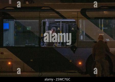 Bat Yam, Tel Aviv, Israel. Februar 2025. Die Polizei untersucht die Busse, da sie gerade bombardiert wurden (Credit Image: © Gaby Schuetze/ZUMA Press Wire) NUR REDAKTIONELLE VERWENDUNG! Nicht für kommerzielle ZWECKE! Stockfoto