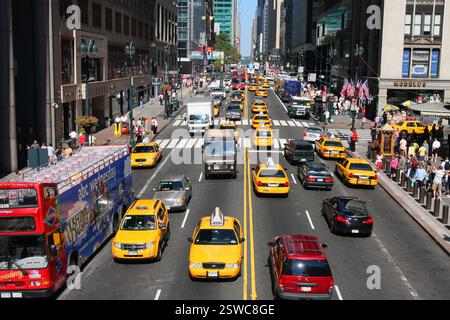 August 2008, gelbe Taxis und Verkehr auf der 42nd St, New York City. Stockfoto