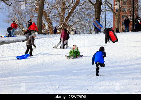 Kinder fahren auf dem Boston Commons, Schlitten auf dem Flagstaff Hill, Boston, Massachusetts Stockfoto