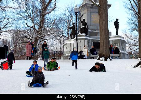 Kinder fahren auf dem Boston Commons, Schlitten auf dem Flagstaff Hill, Boston, Massachusetts Stockfoto