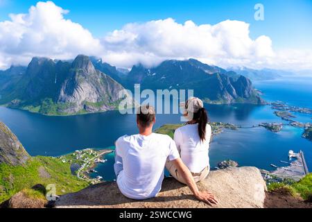 Blick auf den norwegischen Fjord vom Berggipfel, Reinebringen, Lofoten, Norwegen Stockfoto
