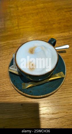 Erleben Sie die entzückende Cappuccino Art in einem gemütlichen Café mit reichen Aromen Stockfoto