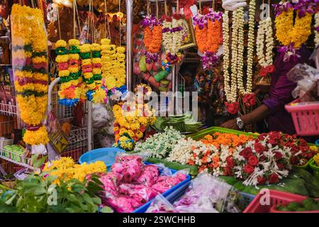 Singapur 2019. Juli - Shop in Little India, wo Sie Dekorationen, frische Blumen, Girlanden, Anbetungsprodukte, Geschenke und Gebetsartikel verkaufen. Stockfoto