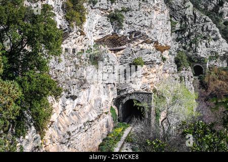 Outdoor-Aktivitäten auf dem Fluss Nestos in der Nähe von Xanthi und Rodopi in Griechenland, Wandern, Kajak und Rafting, Panoramablick. Stockfoto