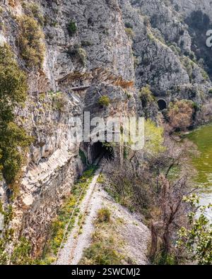 Outdoor-Aktivitäten auf dem Fluss Nestos in der Nähe von Xanthi und Rodopi in Griechenland, Wandern, Kajak und Rafting, Panoramablick. Stockfoto
