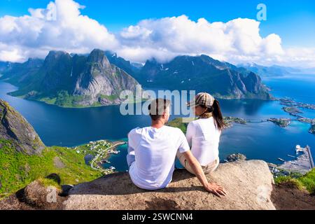 Blick auf den norwegischen Fjord vom Berggipfel, Reinebringen, Lofoten, Norwegen Stockfoto