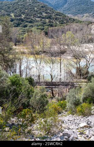 Outdoor-Aktivitäten auf dem Fluss Nestos in der Nähe von Xanthi und Rodopi in Griechenland, Wandern, Kajak und Rafting, Panoramablick. Stockfoto
