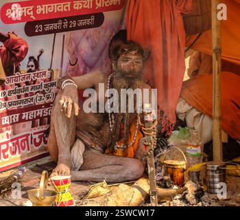 Naga Sadhu entspannt sich in ihrem Zelt während des Maha Kumbh Mela Festivals in Prayagraj, Indien. Stockfoto