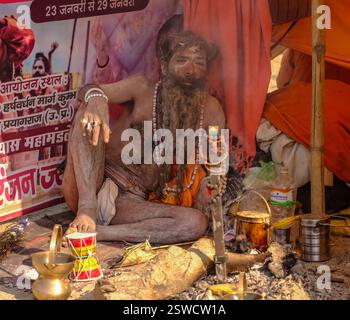 Naga Sadhu entspannt sich in ihrem Zelt während des Maha Kumbh Mela Festivals in Prayagraj, Indien. Stockfoto