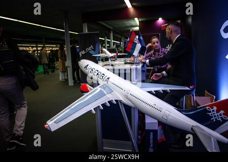 BELGRAD, SERBIEN - 12. OKTOBER 2024: Eine Boutique-Ausstellung mit dem Air Serbia Logo, das die nationale Fluggesellschaft symbolisiert. Air Serbia, ist die Flaggenairli Stockfoto