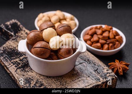 Köstliche nahrhafte Macadamia-Nüsse in Keramikschale Stockfoto