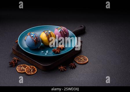 Süße Kakaobomben mit Marshmallows und Schokolade Stockfoto