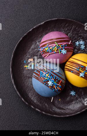 Süße Kakaobomben mit Marshmallows und Schokolade Stockfoto