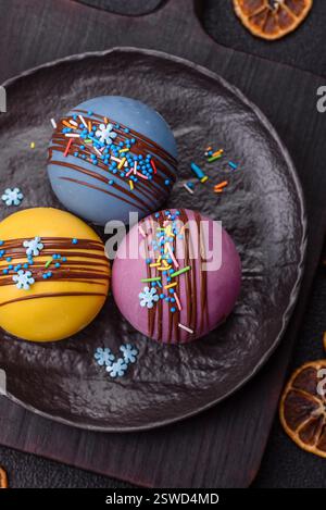 Süße Kakaobomben mit Marshmallows und Schokolade Stockfoto