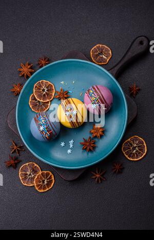 Süße Kakaobomben mit Marshmallows und Schokolade Stockfoto