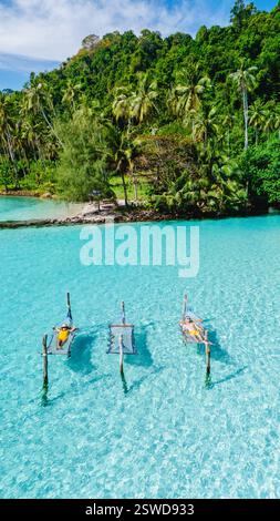 Ruhe auf Koh Koods azurblauem Wasser mit Fischern, die in üppigem Grün arbeiten Stockfoto