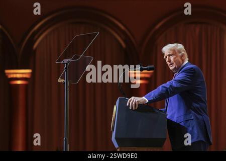 Washington, Usa. Februar 2025. US-Präsident Donald J. Trump spricht am 20. Februar 2025 vor dem Treffen der Republican Governors Association im National Building Museum in Washington, DC, USA. Quelle: Abaca Press/Alamy Live News Stockfoto